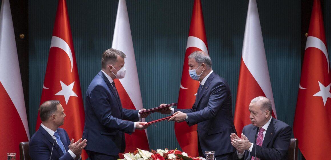 Overview sayfa 2 fotoğraflı haber içinde Poland, EU, NATO yazacak POLAND BECOMES FIRST EU AND NATO MEMBER TO ACQUIRE TURKISH UAVS