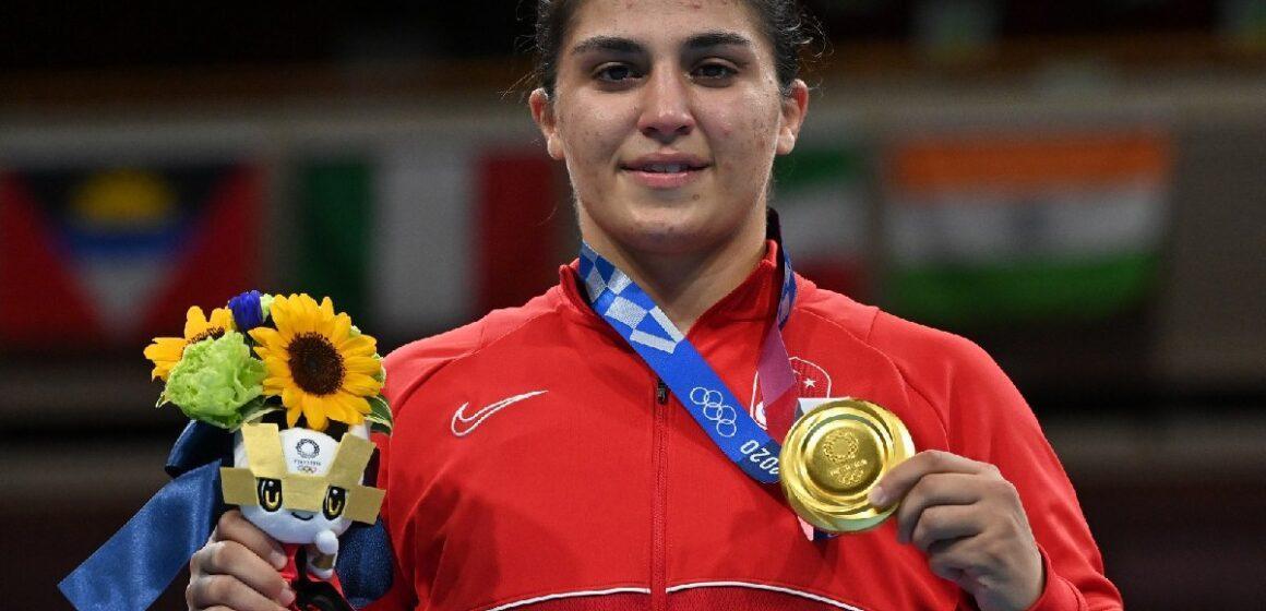 Overview sayfa 7 fotoğraflı haber içinde Turkish athletes (fotograftaki Busenaz Surmeneli) TURKISH ATHLETES RETURN HOME WITH 13 MEDALS FROM TOKYO